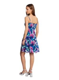 Robe courte multicolore imprimée avec une coupe droite fluide et des bretelles