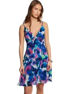 Robe courte multicolore imprimée avec une coupe droite fluide et des bretelles