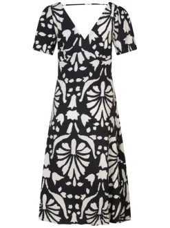 Robe courte noire avec des imprimés un col v et une coupe droite