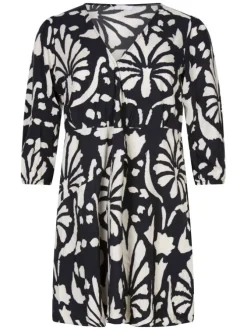 Robe courte noire avec des imprimés une coupe droite et un col v