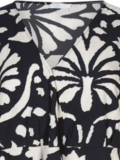 Robe courte noire avec des imprimés une coupe droite et un col v