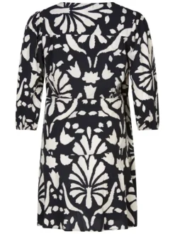 Robe courte noire avec des imprimés une coupe droite et un col v