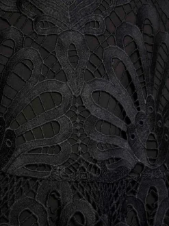 Robe courte noire avec des motifs, une coupe évasée et un col rond