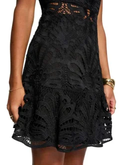 Robe courte noire avec des motifs, une coupe évasée et un col rond