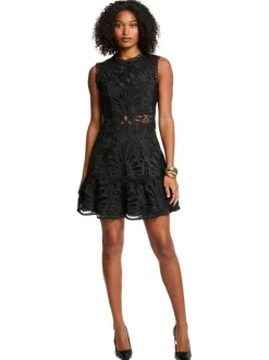 Robe courte noire avec des motifs, une coupe évasée et un col rond