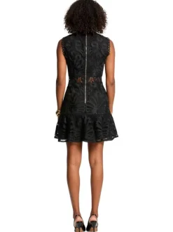Robe courte noire avec des motifs, une coupe évasée et un col rond