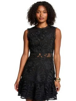 Robe courte noire avec des motifs, une coupe évasée et un col rond