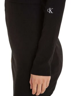 Robe courte noire avec une coupe slim fit un col rond et à manches longues