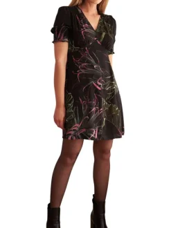 Robe courte noire avec un imprimé fleuri vert et rose avec une coupe droite