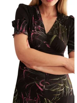 Robe courte noire avec un imprimé fleuri vert et rose avec une coupe droite