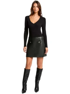 Robe courte noire bi-matière avec une coupe ajustée, col v et à manches longues