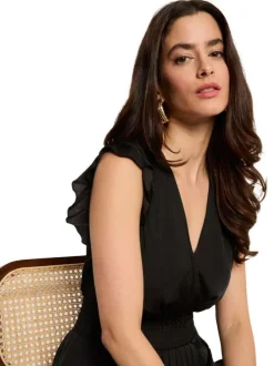 Robe courte noire coupe cintrée pourvue d'un col v croisé effet drapé
