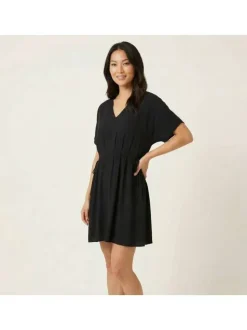 Robe courte noire à coupe droite pourvue d'un col v et de manches courtes
