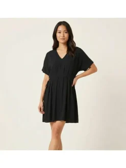 Robe courte noire à coupe droite pourvue d'un col v et de manches courtes