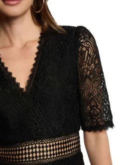 Robe courte noire en dentelle avec une coupe évasée et un col v