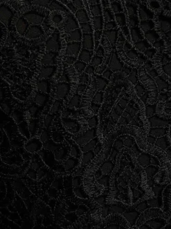 Robe courte noire en dentelle avec une coupe évasée et un col v