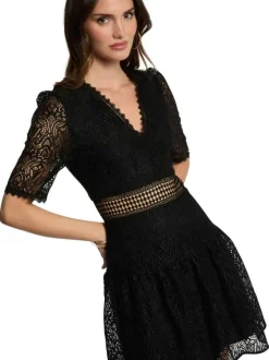 Robe courte noire en dentelle avec une coupe évasée et un col v