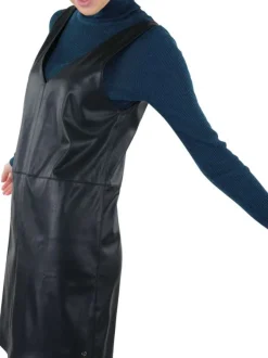 Robe courte noire en similicuir avec une coupe courte un col v et sans manches