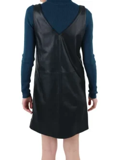Robe courte noire en similicuir avec une coupe courte un col v et sans manches
