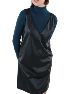 Robe courte noire en similicuir avec une coupe courte un col v et sans manches