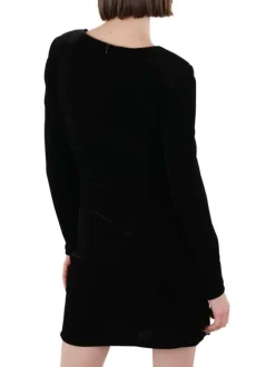 Robe courte noire en velours avec une coupe ajustée et un col rond