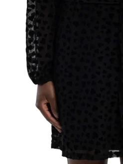 Robe courte noire en voile à coeurs et à coupe ajustée avec une ceinture