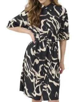 Robe courte noire et blanche imprimée avec une coupe ajustée et un col chemise