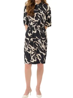 Robe courte noire et blanche imprimée avec une coupe ajustée et un col chemise