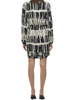 Robe courte noire et écrue à coupe droite fluide avec un col boutonné à revers