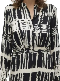 Robe courte noire et écrue à coupe droite fluide avec un col boutonné à revers