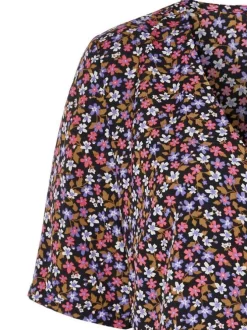 Robe courte noire fleurie à manches courtes avec une coupe évasée et un col v