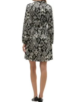 Robe courte noire imprimé aztèque avec une coupe fluide et un col français