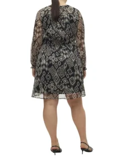 Robe courte noire imprimée avec une coupe ample et un col en V