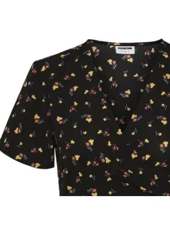 Robe courte noire imprimé floral avec un col v et des manches courtes