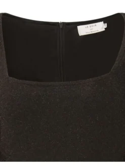 Robe courte noire à lurex avec une coupe patineuse et un col carré