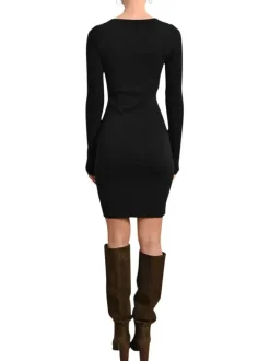 Robe courte noire maille fine avec une coupe moulante et un col rond