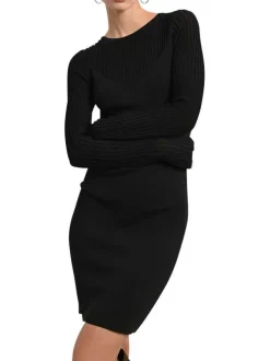 Robe courte noire maille fine avec une coupe moulante et un col rond