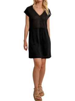 Robe courte noire maille piquée avec une coupe droite et un col v