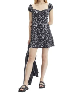 Robe courte noire à manches bretelles larges et col carré avec imprimé fleuri