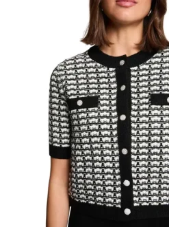 Robe courte noire à motifs avec une coupe évasée et un col rond
