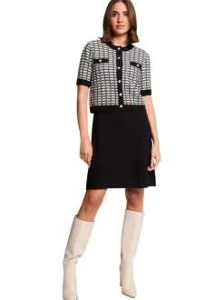 Robe courte noire à motifs avec une coupe évasée et un col rond