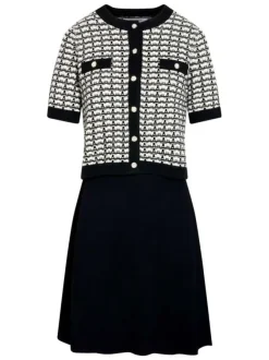 Robe courte noire à motifs avec une coupe évasée et un col rond