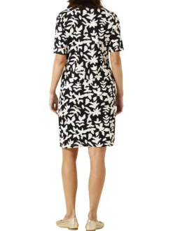 Robe courte noire à motifs fleuris avec une coupe droite et un col v