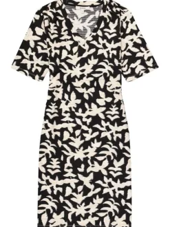 Robe courte noire à motifs fleuris avec une coupe droite et un col v