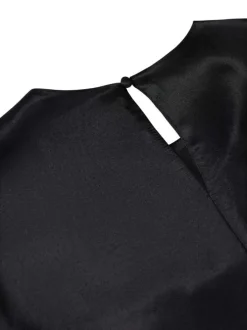Robe courte noire satinée coupe droite à col rond et manches longues