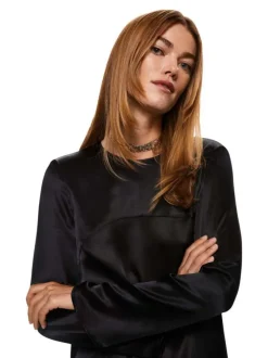 Robe courte noire satinée coupe droite à col rond et manches longues