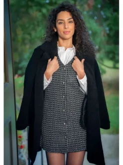 Robe courte noire tweed avec une coupe droite et une fermeture boutonnée