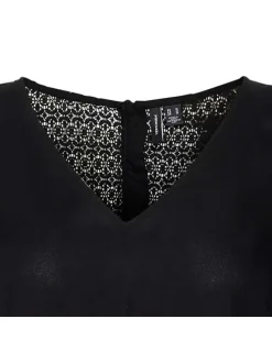 Robe courte noire unie avec empiècement en dentelle à coupe droite et col v