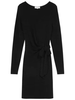 Robe courte noire unie avec une coupe ajustée et un col bateau