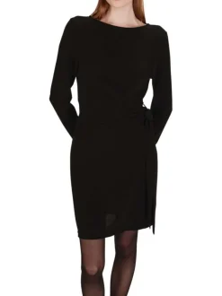 Robe courte noire unie avec une coupe ajustée et un col bateau